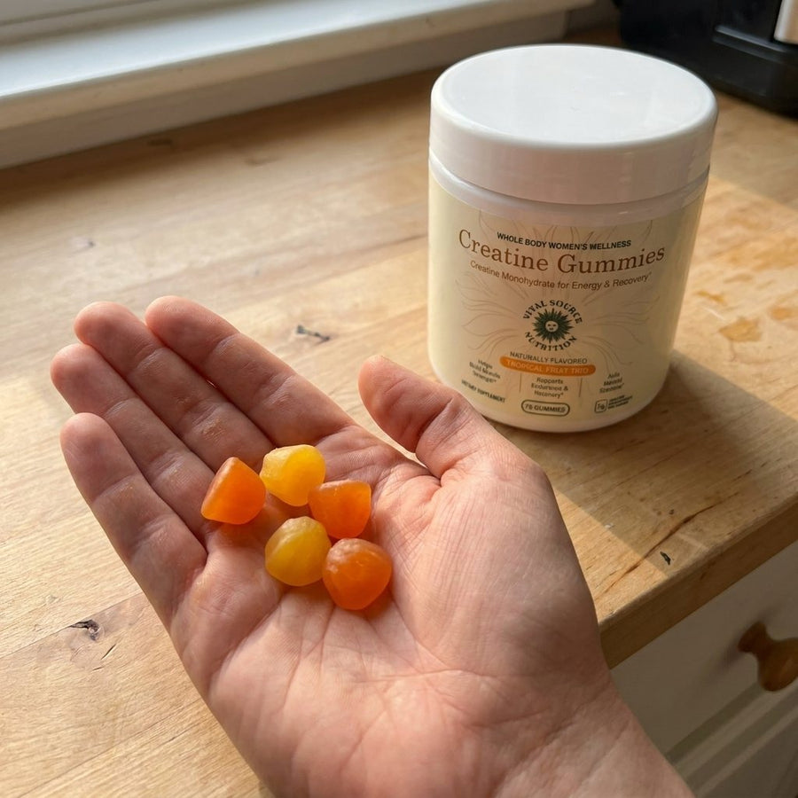 Mano con gomitas de creatina sabor tropical