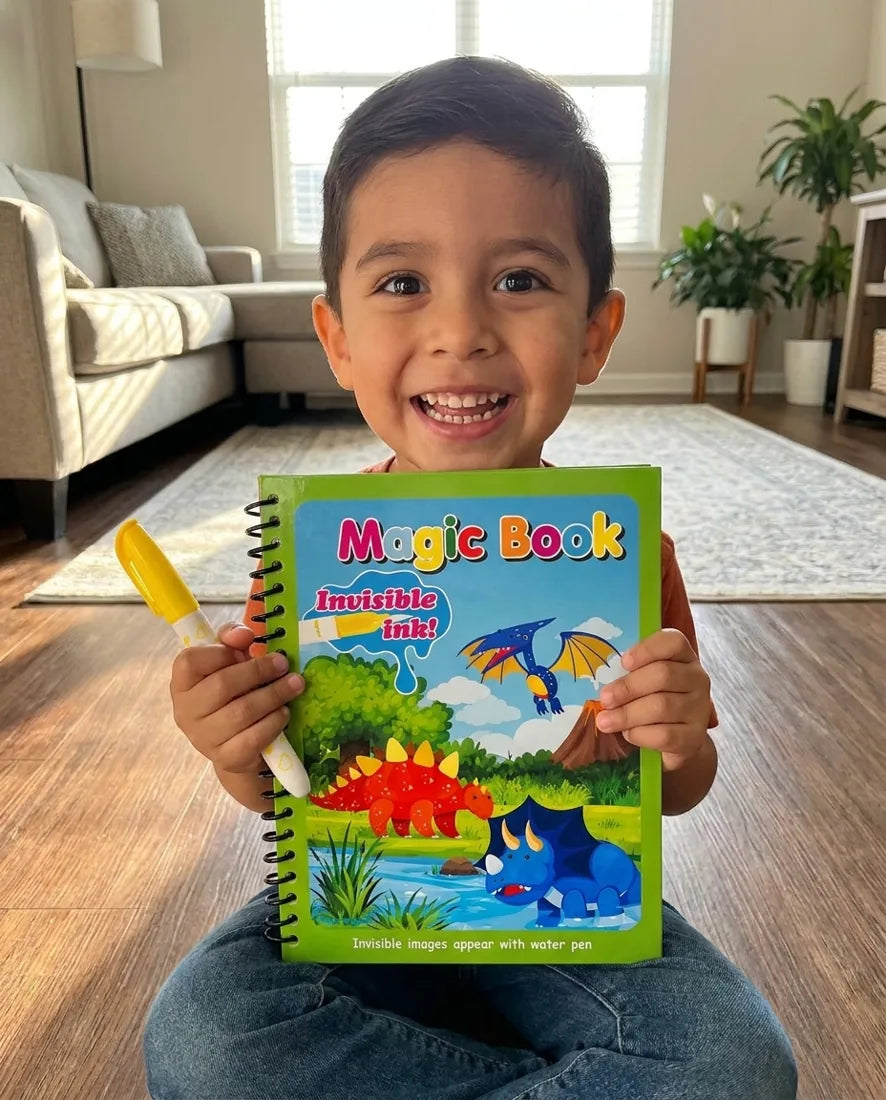 Niño feliz con su libro de dinosaurios