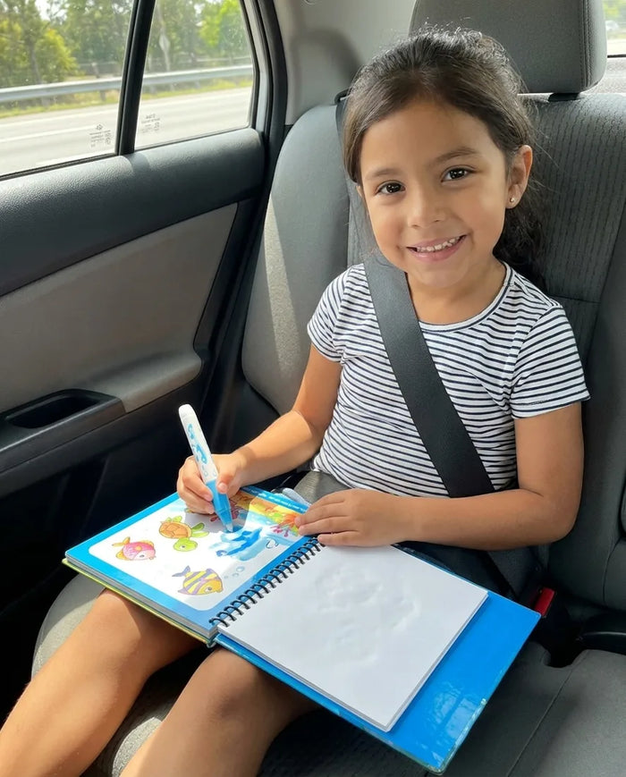 Niña pintando en el carro
