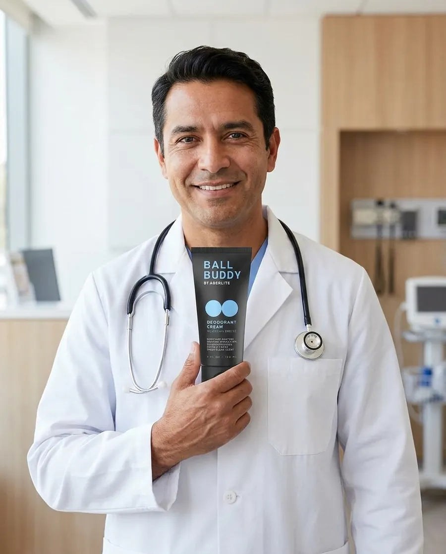 Dermatólogo sosteniendo el tubo Ball Buddy. Imagen ilustrativa generada con IA