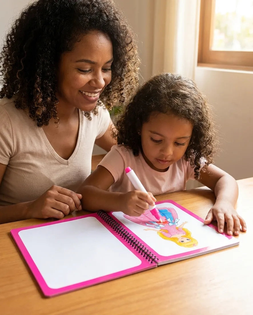 Mamá e hija pintando con el Libro Mágico de Agua